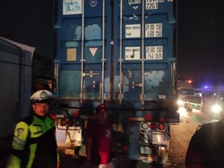 Truk Kontainer Ini Terbakar Usai Tabrak Warga Serang hingga Tewas