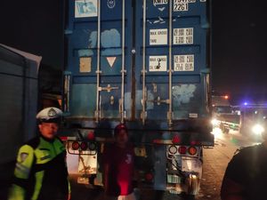 Truk Kontainer Ini Terbakar Usai Tabrak Warga Serang hingga Tewas Truk Kontainer Ini Terbakar Usai Tabrak Warga Serang hingga Tewas