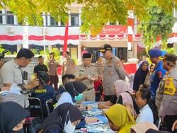 Temui Warga Pulau Pramuka, Wakapolda Metro Bagikan Bendera-Tanam Pohon