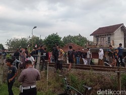 Detik-detik Siswi SMK Terjengkang dari Motor Lalu Tertabrak KA Pangandaran