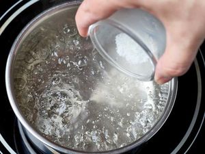 Apa Benar Penambahan Garam Bikin Air Mendidih Lebih Cepat?