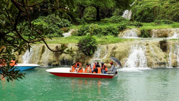 Menjelajahi Air Terjun Wadi Darbat di Oman Saat Cuaca Panas