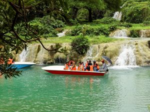 Menjelajahi Air Terjun Wadi Darbat di Oman Saat Cuaca Panas Menjelajahi Air Terjun Wadi Darbat di Oman Saat Cuaca Panas