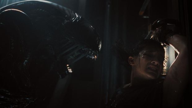 (L-R): Xenomorph and Cailee Spaeny as Rain Carradine in 20th Century Studios' ALIEN: ROMULUS. Photo courtesy of 20th Century Studios. © 2024 20th Century Studios. All Rights Reserved.