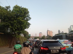 Arus Kendaraan di Semanggi Arah Cawang Padat Merayap