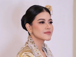 7 Gaya Kahiyang Ayu Manglingi di Foto Terbaru, Dipuji Mirip Raisa - Kajol
