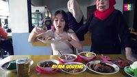 Nostalgia! Ayu Ting Ting Cicip Gabus Pucung Di Warung Masa Kecil