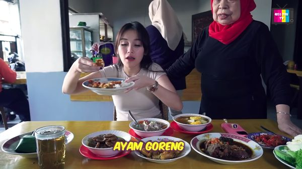 Nostalgia! Ayu Ting Ting Cicip Gabus Pucung Di Warung Masa Kecil