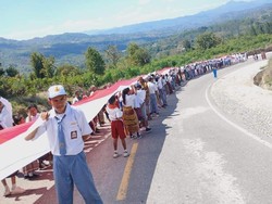 Sambut HUT RI, Warga Bentang Bendera 300 Meter di Perbatasan Timor Leste
