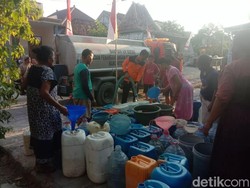 182 Dusun di Lamongan Berpotensi Kekeringan, BPBD Dropping Air Bersih