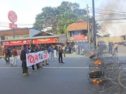 Mahasiswa Demo Bakar Ban hingga Berusaha Menyelinap Masuk Istana Bogor