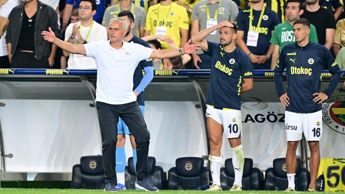ISTANBUL, TURKIYE - AUGUST 13: Fenerbahces head coach Jose Mourinho gestures as he gives tactics to his teams players during the UEFA Champions League 3rd qualifying second-leg football match between Fenerbahce and Lille at Ulker Stadium in Istanbul, Turkiye on August 13, 2024. (Photo by Ali Atmaca/Anadolu via Getty Images)