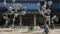 Instalasi Karya Seniman Jepang Yayoi Kusama Hiasi Jalanan London
