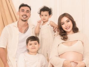7 Foto Maternity Kehamilan ke-3 Jessica Iskandar, Bumil Pamer Bare Baby Bump