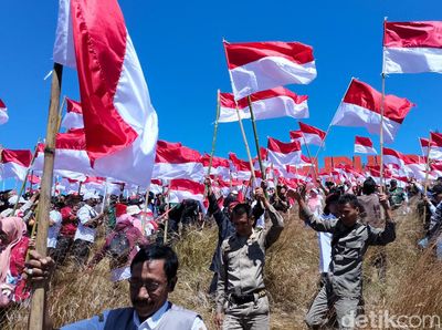 Merah Putihkan Kawah Wurung Bondowoso Jelang HUT Ke-79 RI