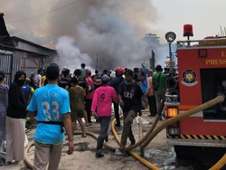 Lapak Barang Bekas di Jakbar Kebakaran gara-gara Percikan Api Las