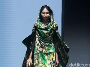 Foto: 8 Koleksi Batik Pekalongan Jadi Busana Modern Karya Adeline Esther Foto: 8 Koleksi Batik Pekalongan Jadi Busana Modern Karya Adeline Esther