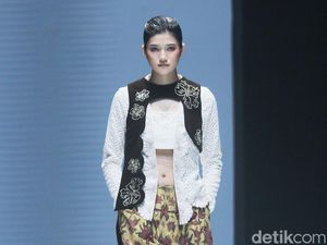 Foto: Koleksi Terbaru Rama Dauhan, Saat Batik Surakarta Jadi Baju Androgini Foto: Koleksi Terbaru Rama Dauhan, Saat Batik Surakarta Jadi Baju Androgini