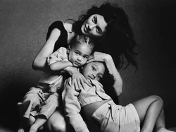 Kylie Jenner Akui Kehilangan Masa Muda karena Punya Anak di Usia 20