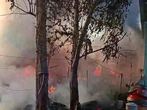 Lapak di Pejagalan Jakut Kebakaran, Asap Hitam Membubung Lapak di Pejagalan Jakut Kebakaran, Asap Hitam Membubung
