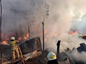 80 Personel Damkar Dikerahkan, Ini Penampakan Lapak Terbakar di Jakut
