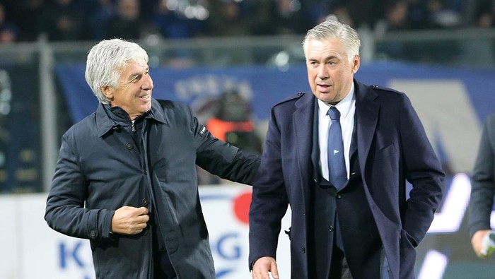 ATLETI AZZURRI DITALIA STADIUM, BERGAMO, LOMBARDIA, ITALY - 2018/12/03: Napolis coach from Italy Carlo Ancelotti (R) meets Atalantas Italian coach Gian Piero Gasperini  during the Italian Serie A football match Atalanta BC vs SSC Napolat the Atleti azzurri DItalia Stadium. SSC Napoli won the match 2-1. (Photo by Pietro Mosca/KONTROLAB /LightRocket via Getty Images)