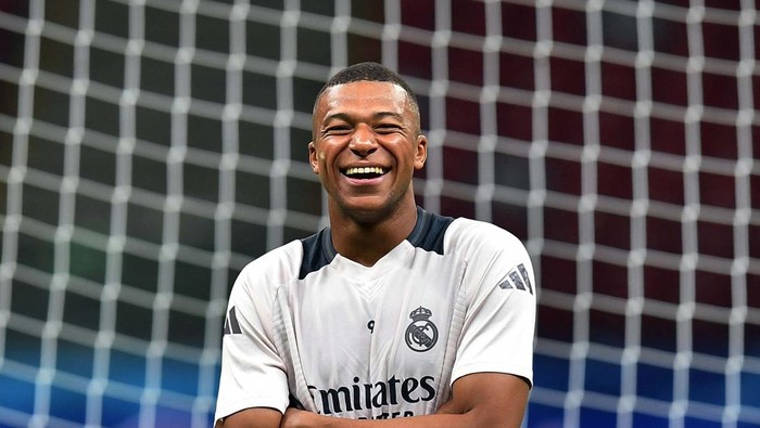 Menanti Aksi Mbappe Bersama Madrid di Piala Super Eropa 2024 Soccer Football - UEFA Super Cup - Real Madrid Training - National Stadium, Warsaw, Poland - August 13, 2024
Real Madrid's Kylian Mbappe and Luka Modric during training REUTERS/Jennifer Lorenzini