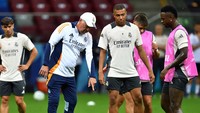 Kylian Mbappe dari Real Madrid bersama pelatih Carlo Ancelotti selama latihan di Stadion Nasional, Warsawa, Polandia, 13 Agustus 2024.  