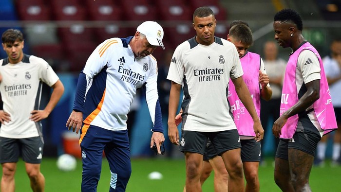 Menanti Aksi Mbappe Bersama Madrid di Piala Super Eropa 2024 Soccer Football - UEFA Super Cup - Real Madrid Training - National Stadium, Warsaw, Poland - August 13, 2024
Real Madrid's Kylian Mbappe and Luka Modric during training REUTERS/Jennifer Lorenzini