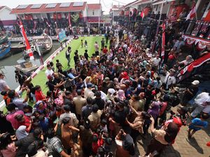 Prabowo Disambut Warga Antusias Saat Cek Rumah Apung Gratis di Muara Angke