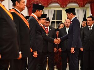 MenPAN-RB Terima Tanda Kehormatan Bintang Mahaputera Pratama dari Jokowi