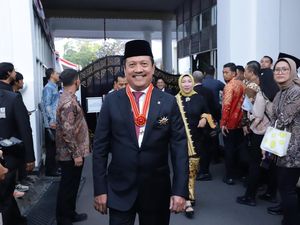 Trenggono Raih Tanda Kehormatan Bintang Mahaputera dari Jokowi Trenggono Raih Tanda Kehormatan Bintang Mahaputera dari Jokowi