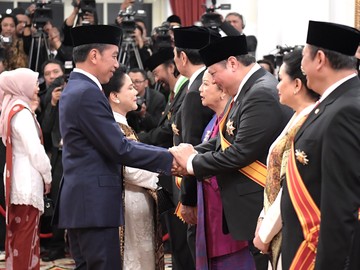 Berdedikasi Kawal Ekonomi RI, Airlangga Raih Tanda Kehormatan dari Jokowi