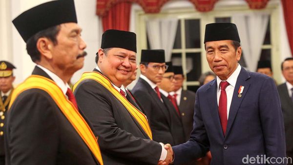 Momen Jokowi Beri Tanda Kehormatan ke 64 Tokoh di Istana Negara