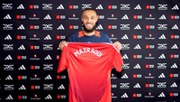 MU membeli Mazraoui dari Bayern Munich di musim panas 2024 sebesar 15 juta Euro bari Bayern. Mazraoui adalah kloter pembelian terakhir era Ten Hag (Getty Images)