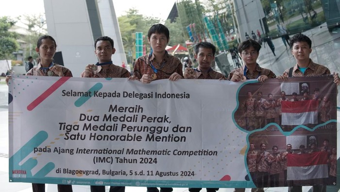 Para mahasiswa peraih medali dan penghargaan kompetisi matematika internasional IMC 2024. Para mahasiswa peraih medali dan penghargaan kompetisi matematika internasional IMC 2024.