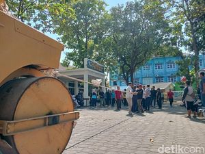 Uji Kekuatan dengan Lomba Tarik Stoom Walls Peringati HUT RI