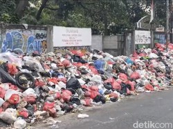 Sampah Numpuk di Pinggir Jalan Raya Bogor Depok, Meluber ke Jalanan