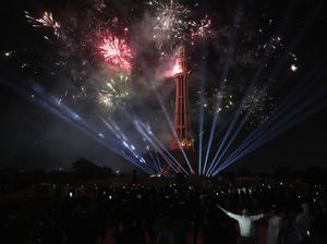 Pesta Kembang Api Semarakkan Hari Kemerdekaan Pakistan Pesta Kembang Api Semarakkan Hari Kemerdekaan Pakistan