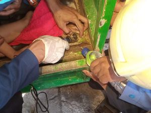 Damkar Sukoharjo Evakuasi Jari Balita Nyangkut di Lubang Bak Motor Roda Tiga