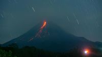 Potret Gunung Merapi Muntahkan Lava dan Awan Panas