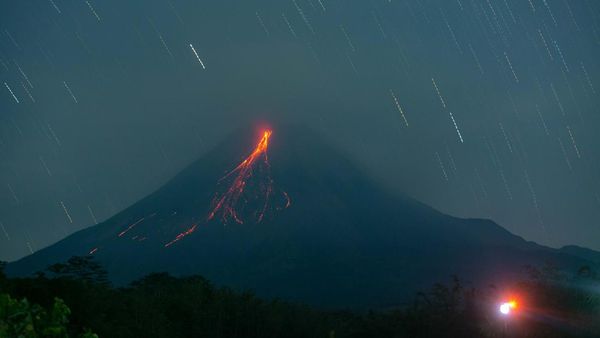Potret Gunung Merapi Muntahkan Lava dan Awan Panas