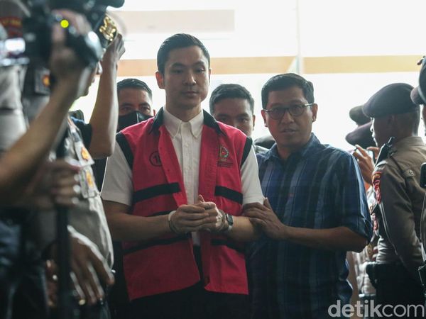 Penampilan Harvey Moeis Pakai Kemeja Rp 7 Juta di Sidang Timah