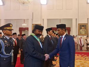 Jokowi Anugerahkan Tanda Jasa Kehormatan Medali Kepeloporan ke Surya Paloh