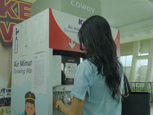 Penumpang LRT Jabodebek Bisa Isi Ulang Air Minum Gratis di Stasiun! Penumpang LRT Jabodebek Bisa Isi Ulang Air Minum Gratis di Stasiun!