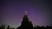 Saat Hujan Meteor Perseid dan Aurora Borealis Menyatu di Langit Rusia