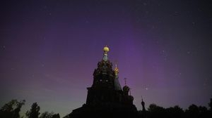 Saat Hujan Meteor Perseid dan Aurora Borealis Menyatu di Langit Rusia