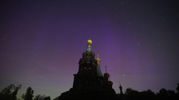Saat Hujan Meteor Perseid dan Aurora Borealis Menyatu di Langit Rusia