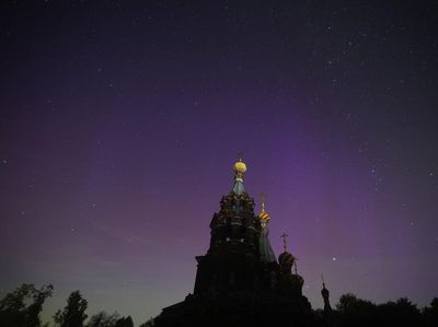 Saat Hujan Meteor Perseid dan Aurora Borealis Menyatu di Langit Rusia