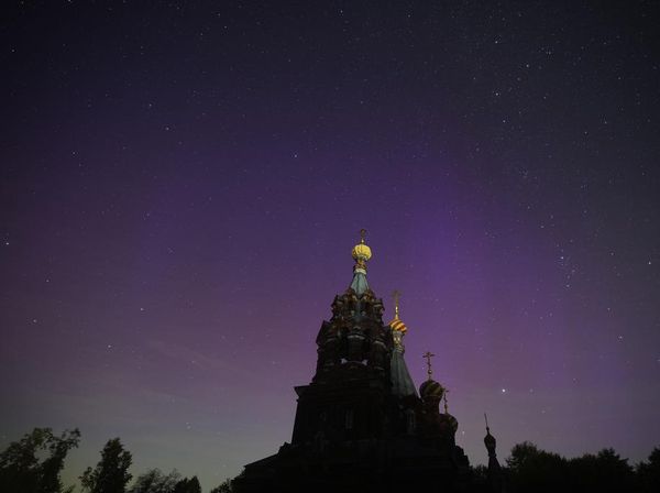 Saat Hujan Meteor Perseid dan Aurora Borealis Menyatu di Langit Rusia